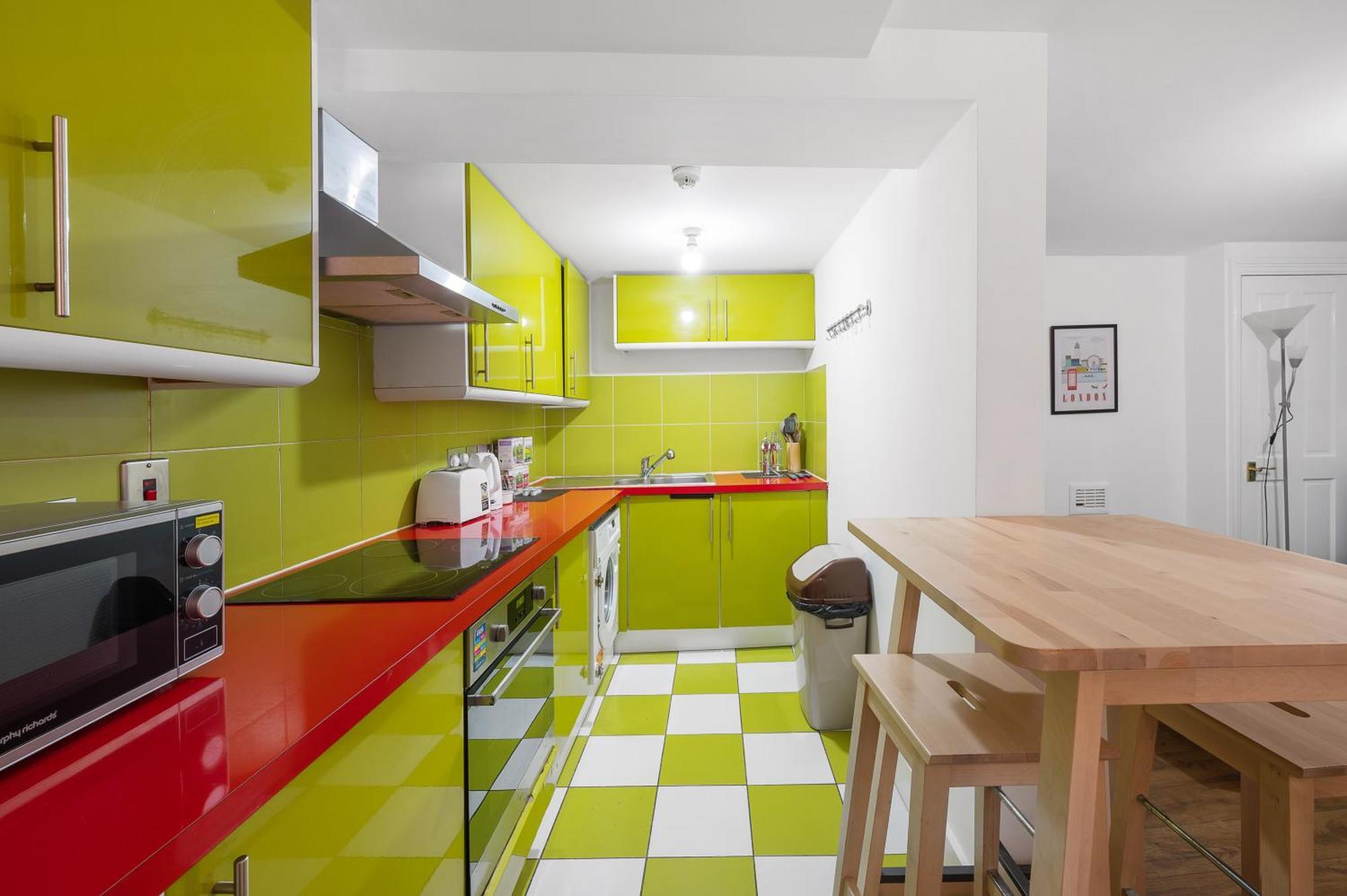 Flat Offers Superb Transport Connections Appartamento Londra