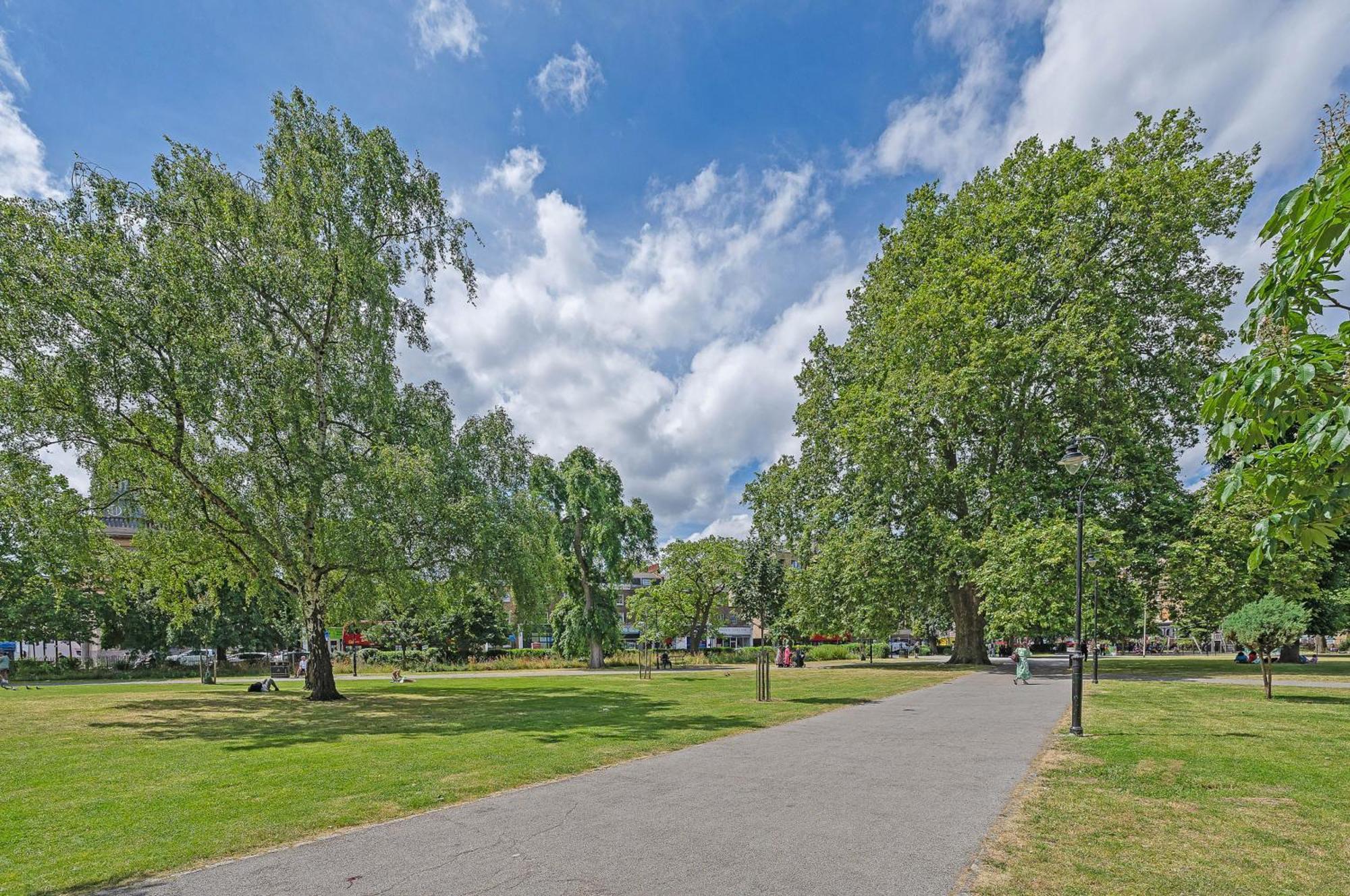 Flat Offers Superb Transport Connections Apartament