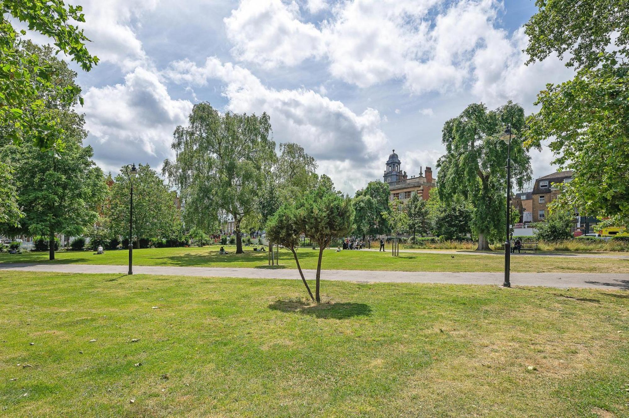 Flat Offers Superb Transport Connections * Londra